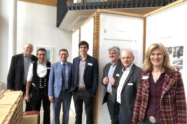 Vom 09.09.2019 bis 11.10.2019 bietet die Ausstellung „Vom Baum zum Bau: Bauen mit Holz in Bayerisch-Schwaben“ im Landratsamt Donau-Ries einen informativen und kompakten Überblick rund um die Möglichkeiten des modernen Holzbaus.