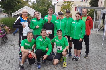 Auf dem ersten Foto im Start- und Zielbereich kurz vor dem Start vorne von links: Hubert Bestler, Klaus Wurscher und Hans Niederhuber; dahinter von links: Michael Dambacher, Miriam Bestler, Marie Wagner, Horst Leberzammer, Christina und Bernhard Satzenhofer, Birgirt Minder und Thomas Jakob. 