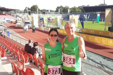 Das Bild zeigt Simone Müller und Hans Niederhuber im Auestadion vor dem Start. 
