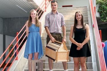 Über die vom Kreisverband der Volks- und Raiffeisenbanken gestifteten Preise in Form von Werkzeugen freuten sich (von links) Pia Mayer (3. Preis), Thomas Briegel (2. Preis), Sophie Eger (1. Preis)