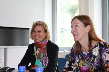 (im Bild von links) Im Gespräch: SPD-Abgeordnete Dr. Simone Strohmayr (MdL) und Oberbürgermeister-Kandidatin Rita Ortler