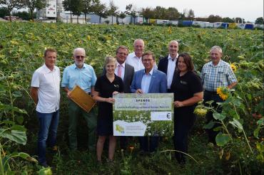 Das Bild zeigt von links nach rechts: Matthias Fritzsche, Bernd Horst, Michaela Schneller (LPV Donau-Ries), Erich Meyer (Sparkasse Donauwörth), Dr. Andreas Becker, Landrat Stefan Rößle, Qualitäts- und Umweltbeauftragter der Firma Döderlein, Nadine Kühnert (LPV Donau-Ries), Fritz Gerstenmeier 