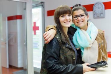 Das Bild zeigt zwei Mädchen beim Blutspenden