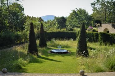 Am Fuße von Schloss Baldern bei Bopfingen hat Erbprinzessin Anna zu Oettingen Wallerstein zusammen mit ihrem Team einen farbenprächtigen Garten im Stile eines Walled Garden geschaffen. 