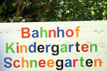 Das Bild zeigt den CSU-Oberbürgermeisterkandidaten Joachim Fackler am Kindergarten „Schneegarten“