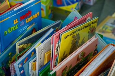 Das Bild zeigt einen Bücher von einem Flohmarkt