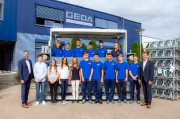 Die Fachkräfte von morgen: Der geschäftsführende Gesellschafter Johann Sailer (rechts) und der kaufmännische Leiter Stefan Schweitzer (links) heißen die 15 neuen Auszubildenden bei GEDA in Asbach-Bäumenheim willkommen.