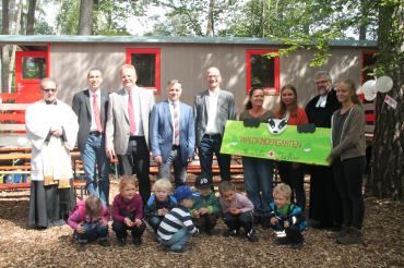 Gruppenbild bei der Eröffnung des Waldkindergartens Monheim. 