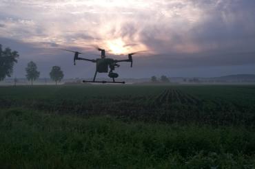 Durch landwirtschaftliche Mähmaschinen sterben in Deutschland jedes Jahr über 100 000 Rehkitze. Drohnen helfen dabei die wehrlosen Jungtiere im hohen Gras zu finden und in Sicherheit zu bringen. 
