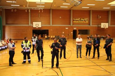 Vertreter der Stadt Nördlingen, der Feuerwehr, der Rettungskräfte und der Polizei informierten am Donnerstag die Bewohner des Mehrfamilienhauses über das weitere Vorgehen.