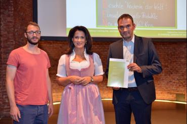 Überreichung der Urkunde durch die bayerische Landwirtschaftsministerin Frau Michaela Kaniber an Herrn Patrick Scherer (MS Rain) und Herrn Christian Sattich (RS Rain)