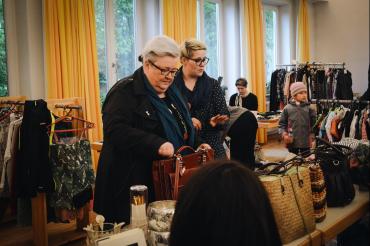 Das Bild zeigt Eindrücke vom vergangenen Mädelsflohmarkt im Mai 2019