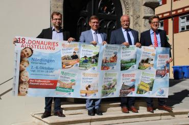 (von links): Klemens Heininger (Geschäftsführer Ferienland Donau-Ries), Landrat Stefan Rößle, Nördlingens Oberbürgermeister Hermann Faul und Josef Albert Schmid (Messeveranstalter JWS GmbH)
