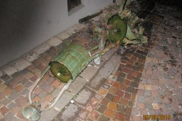 Das Bild zeigt einen durch einen Sattelzug beschädigten städtischen Brunnen