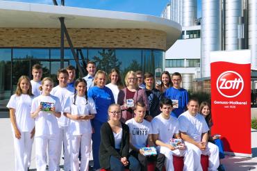 Die neuen Karrierestarter freuen sich auf ihre Ausbildung bei der Genuss-Molkerei Zott.