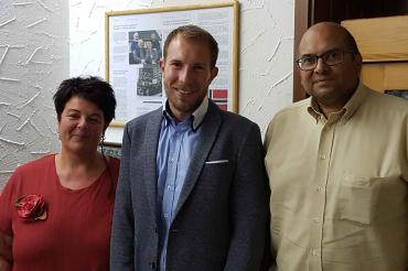 Der designierte Oettinger SPD-Bürgermeisterkandidat Thomas Heydecker (Mitte), Ortsvereinsvorsitzende Martina Krommrei (links) und Fraktionsvorsitzender Robin Bhattacharyya (rechts). 