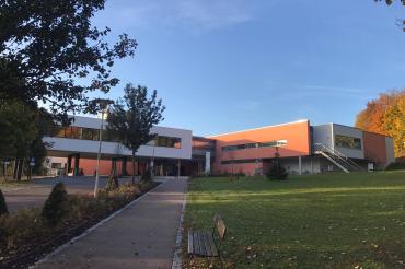 Das Bild zeigt die Außenansicht des Stiftungskrankenhauses in Nördlingen.