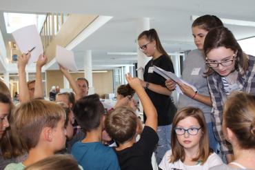 Die Tutorinnen hatten alle Hände voll zu tun, die Fragen der Fünftklässler zu klären und jede Schülergruppe mit dem Material für die Schulhausrallye auszustatten.