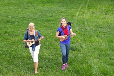 Eva Maria Kirschner wandert am 21.09.2019 mit der Ukulele in der Hand um Blossenau