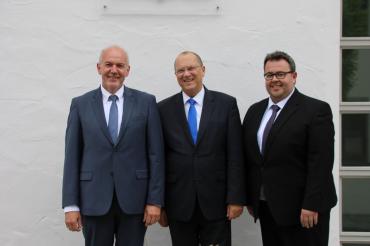 Der Direktor des Amtsgerichts Nördlingen Dieter Hubel (links) und Geschäftsleiter Thomas Lang (rechts) begrüßten Prof. Dr. Arloth.