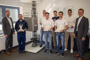 Der geschäftsführende Gesellschafter der Firma GEDA, Johann Sailer (rechts), und der kaufmännische Leiter Stefan Schweitzer (links) freuen sich mit den ehemaligen Azubis über den erfolgreichen Ausbildungsabschluss.