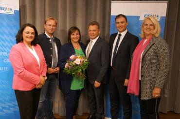 Am vergangenen Donnerstagabend nominierte die CSU Mertingen ihren Bürgermeisterkandidaten für die Wahl im März 2020. Auf dem Bild zu sehen: Christine Riepold, MdL Wolfgang Fackler, Anita Reiner, Bürgermeisterkandidat Albert Reiner, Daniel Petrasch und Hildegard Bauer. 