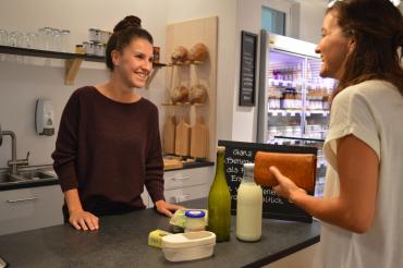 Das Bild zeigt Theresa Wizinger beim Einkauf im Unverpackt-Laden. 