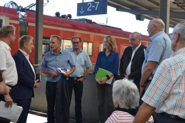Vertreter von VdK, Bahn und Politik diskutieren beim Ortstermin am Donauwörther Bahnhof. 
