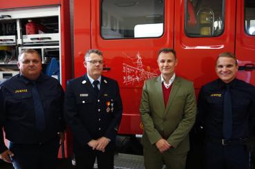 Auf dem Bild zu sehen sind: Markus Späth (1. Kommandant der Werkfeuerwehr), Oliver Stutzky (Feuerwehrgeistlicher), Roland Retzbach (Anstaltsleiter der JVA Niederschönenfeld), Martin Zinsmeister (2. Kommandant der Werkfeuerwehr). 