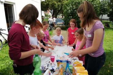 Sowohl in Pfäfflingen als auch in Grosselfingen lud die Evangelische Jugend zu einem Forscher- und Entdecker Tag alle Kinder im Grundschulalter ein.
