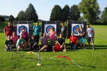Zum ersten Mal Bogenschießen: Zwölf Teilnehmer freuten sich über das neue Angebot des Ferienprogramms der Offenen Hilfen in Oettingen.