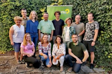 Auf dem Bild zu sehen: 1. Reihe v.l.n.r. Franziska Schweikert, Katja Baur, Andrea Eireiner, Thomas Krepkowski 2. Reihe v.l.n.r. Sigrun Wagner, Werner Waimann, Eva Lettenbauer, Werner Waimann, Nico Ach, Ursula Kneißl-Eder, Heinz Amolsch, Reinhard Neff. 