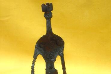 : David - einmal nicht mir der Harfe sondern mit dem Schwert: Die Proben an „König David“ haben den Künstler und Mitsänger Jörg Kicherer zu einer Miniatur-Skulptur inspiriert. 