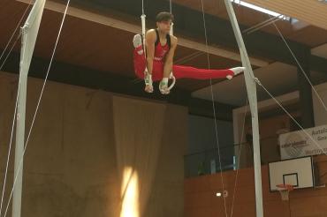 Starke Vorstellung an den Ringen: der jüngste Monheimer Moritz Rese (17) holte hier 4 Scorepunkte für Monheim.