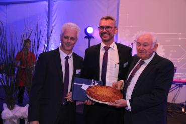 Dr. Günther Beckstein (rechts) bekam von den Geschäftsführern Georg Jaumann (links) und Rainer Hertle eine Rieser Bauerntorte geschenkt.