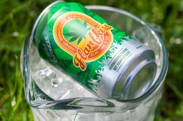 Das Bild zeigt das neue Oettinger Hanfkiss in der Dose