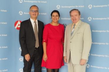 v.l. Richard Paul, Vorsitzender der Geschäftsführung der Agentur für Arbeit, Angela Steinecker und Josef Meyer, alternierende Vorsitzende des Verwaltungsausschusses