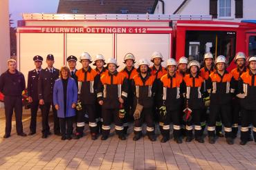Vierzehn Männer der Oettinger Feuerwehr traten vor dem Feuerwehrhaus erfolgreich zur Leistungsprüfung "Die Gruppe im Hilfeleistungseinsatz" an.