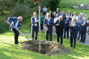 Symbolisch wurde am vergangenen Freitagabend ein Baum gepflanzt. Auf dem Bild zu sehen von links: Dehner Senior-Chef Albert Weber, Geschäftsführer Dehner Georg Weber, Staatssekretär a.D. Georg Schmid, Präsident Bayerischer Gärtner-Verband Roland Albert und Bürgermeister Gerhard Martin. 