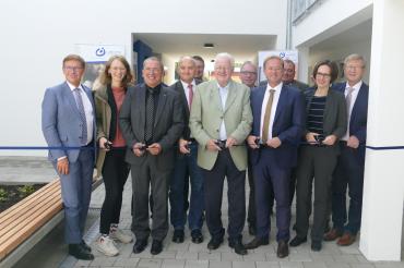 Am vergangenen Freitag wurden die neuen Sozialwohnungen in Asbach-Bäumenheim mit einer kleinen Feierstunden eröffnet. Symbolisch durchschnitten die Verantwortlichen das Band. Auf dem Bild zu sehen von links: Landrat Stefan Rößle, MdL Eva Lettenbauer, Geschäftsführer Lebenshilfe Günter Schwendner, Bürgermeister Martin Paninka, 1. Vorsitzender der Lebenshilfe Paul Kling, MdL Wolfgang Fackler, Architektin Susanne Moser-Knoll. 