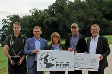 Unser Bild zeigt bei der Spendenübergabe von links den Vorsitzenden des Vereins Wildtierrettung Ries-Mitte, Lukas Zuber, Landrat Stefan Rößle, Bürgermeisterin Petra Wagner, Martin Gruber und Erich Meyer, stellvertretendes Vorstandsmitglied der Sparkasse Donauwörth.
