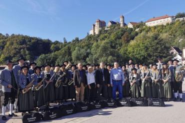 Das Bild zeigt die Musiker der Stadtkapelle Harburg zusammen mit den Spendern im Vordergrund. Die Spender von links nach rechts: Josef Behringer, Silke Leimer als Vertretung für die Steuerkanzlei Seiler & Kollegen, Martin Kilian vom Hotel-Restaurant Straussen und Christoph Schröppel vom Gasthaus „Zum Goldenen Lamm“ Harburg. Ebenfalls Spender war die Firma HPC AG Harburg.