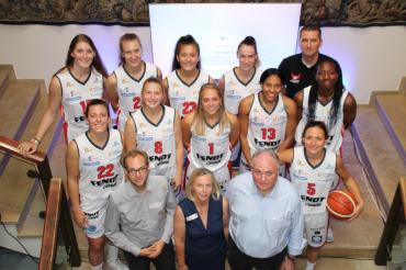 Hintere Reihe v.l.: Luisa Geiselsöder, Heta Äijänen, Mona Berlitz, Julia Förner und Coach Ajtony Imreh. Mittlere Reihe v.l.: Laura Geiselsöder, Stephanie Sachnovski, Leslie Vorpahl, Chelsea Jennings und Danielle McCray. Vordere Reihe von links: die Gastgeber Friedrich, Martina und Ulrich Gerlinger sowie Magaly Meynadier