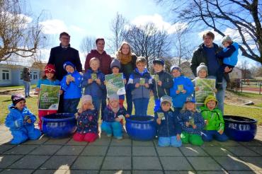 Landrat Stefan Rößle im Kindergarten Mertingen bei der diesjährigen Aktion „Unser Landkreis blüht auf“.