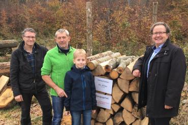Oberbürgermeister Armin Neudert, Gewinner Markus Schwefel und Sohn Jakob, Stadtförster Michael Fürst.