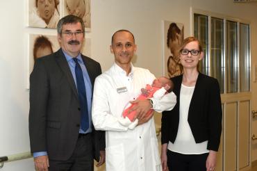 Chefarzt Kiriakos Savvidis hat am 1. Oktober seinen Dienst im Nördlinger Stiftungskrankenhaus angetreten. Der Vorstandschef der Donau-Ries Kliniken, Jürgen Busse, und die Nördlinger Betriebsdirektorin Sandra Frey empfingen den 44-jährigen Gynäkologen. 