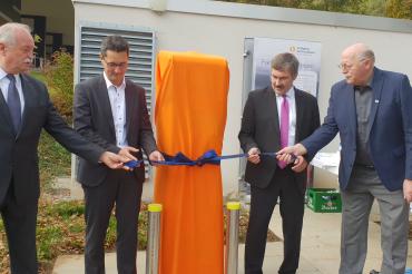 Am vergangenen Donnerstag wurde eine neue Elektroladestation in Betrieb genommen. Auf dem Bild zu sehen: Oberbürgermeister Hermann Faul, Geschäftsführer Erdgas Schwaben, Markus Last, Jürgen Busse, Vorstandsvorsitzender gKU und stellvertretender Landrat Reinhold Bittner. 