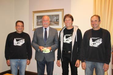 Vorstände des Motorradclubs bei der Übergabe mit dem Oberbürgermeister