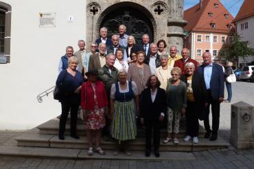Das Bild zeigt die Jubilare vorm Rathaus