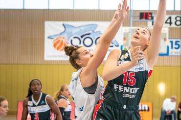 Das Bild zeigt XCYDE-Angels Luisa Geiselsöder hier mit ihrem Brot-und-Butter-Wurf, dem Hook-Shot mit der linken Hand. Die 19-Jährige spielt bislang offensiv eine überragende Saison.